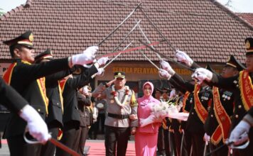 tradisi pedang pora sambut kedatangan Kapolres Jombang AKBP Ardi Kurniawan. Bongkah.id/Karimatul Maslahah/