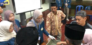 Mahasiswa Unair ajari masyarakat di Desa Tamiajeng Mojokerto urai sampah dengan Magot.