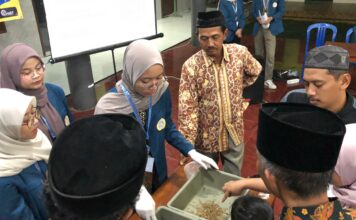 Mahasiswa Unair ajari masyarakat di Desa Tamiajeng Mojokerto urai sampah dengan Magot.