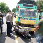 Polisi mengevakuasi kendaraan yang terlibat lakalantas di jalan raya Denanyar, Jombang, Jumat (17/1/2025). Bongkah.id/Karimatul Maslahah/