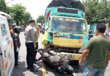 Polisi mengevakuasi kendaraan yang terlibat lakalantas di jalan raya Denanyar, Jombang, Jumat (17/1/2025). Bongkah.id/Karimatul Maslahah/