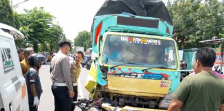 Polisi mengevakuasi kendaraan yang terlibat lakalantas di jalan raya Denanyar, Jombang, Jumat (17/1/2025). Bongkah.id/Karimatul Maslahah/