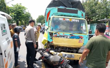 Polisi mengevakuasi kendaraan yang terlibat lakalantas di jalan raya Denanyar, Jombang, Jumat (17/1/2025). Bongkah.id/Karimatul Maslahah/