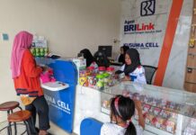 Suasana warung telepon Kusuma Cell di Jogoroto, Jombang.