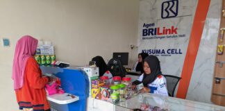 Suasana warung telepon Kusuma Cell di Jogoroto, Jombang.