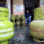 Pedagang di Jombang saat menunjukkan elpiji 3 Kg yang dijualnya./bongkah.id/Karimatul Maslahah/