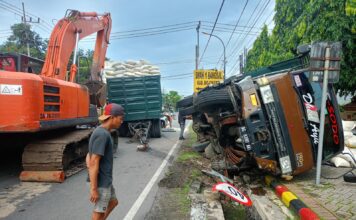 Lakalantas truk terguling di jalan raya Bangsal, Mojokerto, Selasa (21/1/2025).