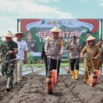 Kapolres Jombang AKBP Ardi Kurniawan saat melakukan kegiatan tanam jagung bersama di Desa Balongsari, Megaluh./bongkah.id/Karimatul Maslahah/