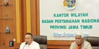 Kepala Kanwil ATR/BPN Jatim, Lampri (kiri)