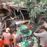 Evakuasi jasad Nadin saat ditemukan pada reruntuhan material longsor Wonosalam Jombang./bongkah.id/Karimatul Maslahah/