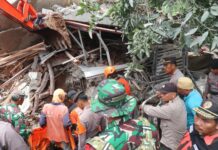 Evakuasi jasad Nadin saat ditemukan pada reruntuhan material longsor Wonosalam Jombang./bongkah.id/Karimatul Maslahah/