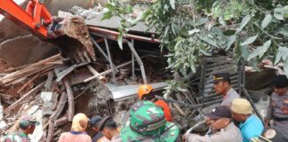 Evakuasi jasad Nadin saat ditemukan pada reruntuhan material longsor Wonosalam Jombang./bongkah.id/Karimatul Maslahah/