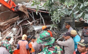 Evakuasi jasad Nadin saat ditemukan pada reruntuhan material longsor Wonosalam Jombang./bongkah.id/Karimatul Maslahah/