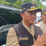 Pj Bupati Jombang, Teguh Narutomo saat meninjau lokasi bencana tanah longsor di Wonosalam Jombang./bongkah.id/Karimatul Maslahah/