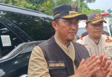 Pj Bupati Jombang, Teguh Narutomo saat meninjau lokasi bencana tanah longsor di Wonosalam Jombang./bongkah.id/Karimatul Maslahah/