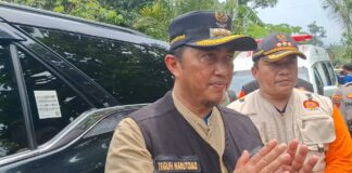 Pj Bupati Jombang, Teguh Narutomo saat meninjau lokasi bencana tanah longsor di Wonosalam Jombang./bongkah.id/Karimatul Maslahah/