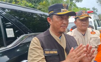 Pj Bupati Jombang, Teguh Narutomo saat meninjau lokasi bencana tanah longsor di Wonosalam Jombang./bongkah.id/Karimatul Maslahah/