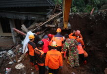 petugas saat evakuasi korban bencana longsor Wonosalam, Jombang./bongkah.id/Karimatul Maslahah/