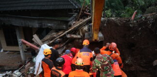 petugas saat evakuasi korban bencana longsor Wonosalam, Jombang./bongkah.id/Karimatul Maslahah/