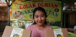 Alina Dini saat memproduksi ketan durian dirumahnya, Desa Panglungan, Wonosalam, Jombang./bongkah.id/Karimatul Maslahah/