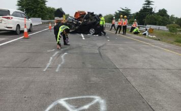 polisi saat melakukan olah TKP di tol Jomo KM 677.150./bongkah.id/Karimatul Maslahah/