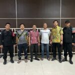 Tim Tangkap Buron (Tim Tabur) Seksi Intelijen Kejari Surabaya mengamankan Yoni Hari Basuki. (Humas Kejari)