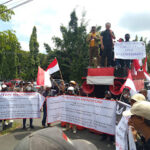 Warga Desa Banjarkemantren, Buduran, demo di Kantor Kejari Sidoarjo, mereka mendesak penuntasan pungli PTSL dan penyelewengan dana desa.