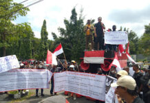 Warga Desa Banjarkemantren, Buduran, demo di Kantor Kejari Sidoarjo, mereka mendesak penuntasan pungli PTSL dan penyelewengan dana desa.