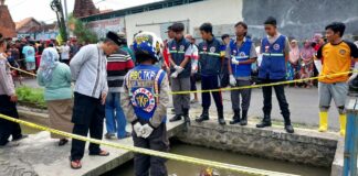 Polsek Tarik Bersama Jajarannya mengevakuasi Mayat yang ditemukan di Kali Desa Kedung Bocok Kecamatan Tarik.