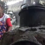 Suparmi warga Jombang saat memasak menggunakan tungku kayu bakar./bongkah.id/Karimatul Maslahah/
