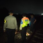polisi saat melakukan evakuasi korban di perlintasan kereta api KM 67 Jombang./bongkah.id/Karimatul Maslahah/