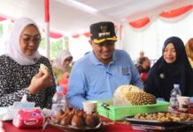 Pj Bupati Jombang Teguh Narutomo dan anggota DPR RI Sadarestuwati saat mencicipi durian unggul wonosalam./bongkah.id/Karimatul Maslahah/