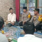 Polisi saat mengunjungi kediaman siswi SMA di Jombang yang jadi korban pembunuhan./bongkah.id/Karimatul Maslahah/