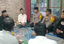 Polisi saat mengunjungi kediaman siswi SMA di Jombang yang jadi korban pembunuhan./bongkah.id/Karimatul Maslahah/