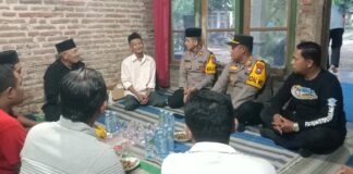 Polisi saat mengunjungi kediaman siswi SMA di Jombang yang jadi korban pembunuhan./bongkah.id/Karimatul Maslahah/