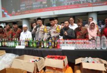 polisi bersama FKUB tunjukkan hasil rampasan botol minol di Mapolres Jombang./bongkah.id/Karimatul Maslahah/