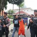 Pelaku mutilasi saat dibawa ke penjara Mako Polres Jombang./bongkah.id/Karimatul Maslahah/