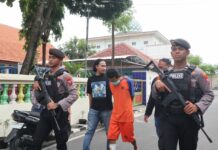 Pelaku mutilasi saat dibawa ke penjara Mako Polres Jombang./bongkah.id/Karimatul Maslahah/