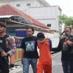 Pelaku mutilasi saat dibawa ke penjara Mako Polres Jombang./bongkah.id/Karimatul Maslahah/