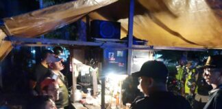 Satpol PP Jombang saat menertibkan angkringan di Jombang./bongkah.id/Karimatul Maslahah/