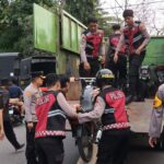 anggota polisi saat mengamankan balap liar di bypass kawasan makam Gus Dur./bongkah.id/Karimatul Maslahah/