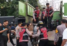 anggota polisi saat mengamankan balap liar di bypass kawasan makam Gus Dur./bongkah.id/Karimatul Maslahah/