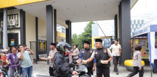 Anggota Polres Kediri membagikan takjil.