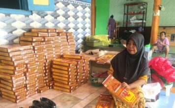 salah satu pekerja Muhammad Dian Arosid, perajin songkok di Jombang saat melakukan pengemasan./bongkah.id/Karimatul Maslahah/