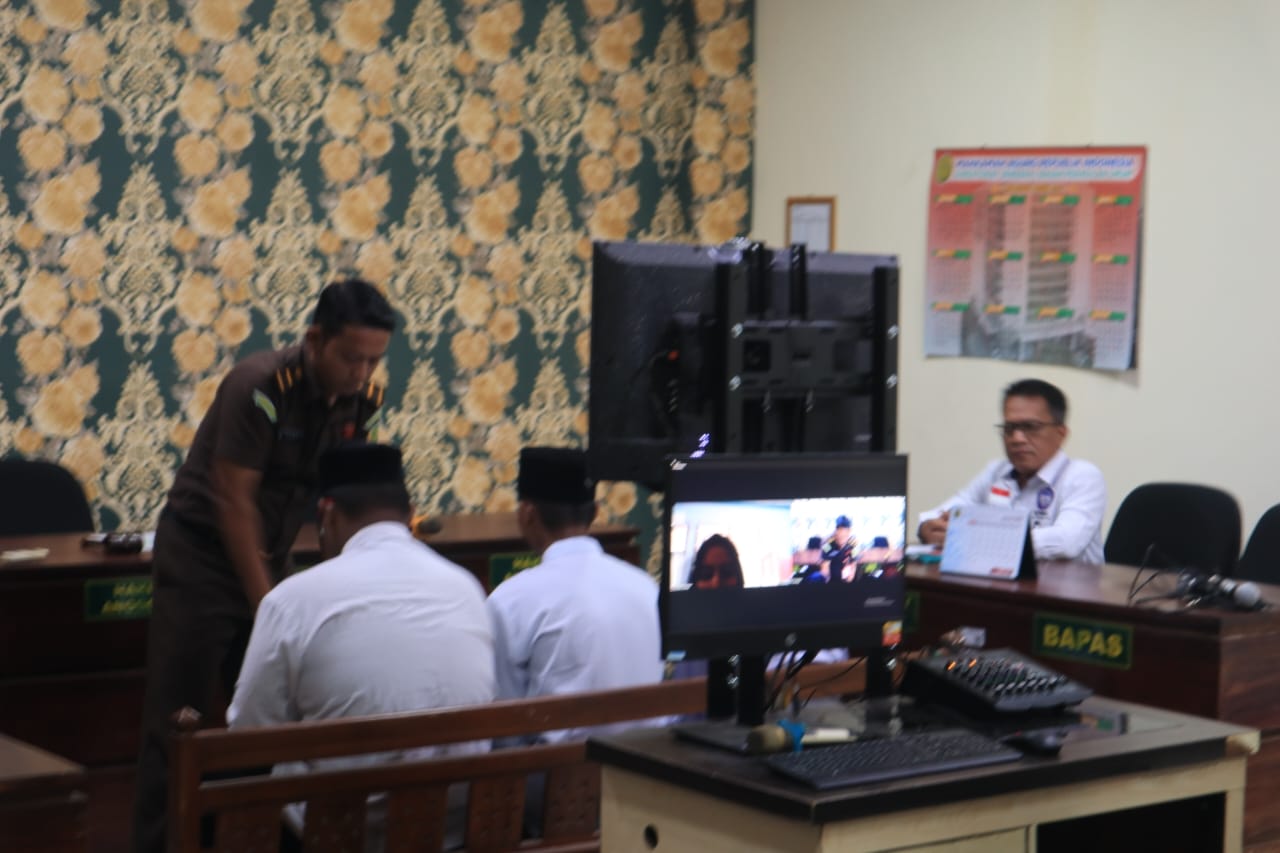 1000624198 Tiga pelaku dibawah umur saat memasuki ruang sidang anak di pengadilan negeri Jombang./bongkah.id/Karimatul Maslahah/