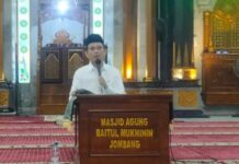 Gus bang saat mengisi kegiatan kultum Ramadhan di masjid Baitul mu'minin alun-alun Jombang./bongkah.id/Karimatul Maslahah/