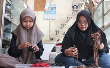 Pekerja membuat tasbih dari kayu gaharu dan cendana di rumah produksi Ploso, Jombang./bongkah.id/Karimatul Maslahah/