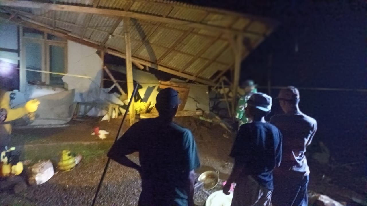 1000626245 kondisi rumah warga ngeseng, wonosalam Jombang rusak bera akibat longsor./bongkah.id/Karimatul Maslahah/