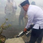 Anggota DPR RI Bambang Haryo Soekartono lakukan fogging di pedesaan Sidoarjo.