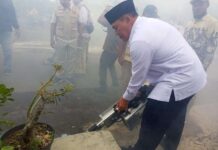 Anggota DPR RI Bambang Haryo Soekartono lakukan fogging di pedesaan Sidoarjo.